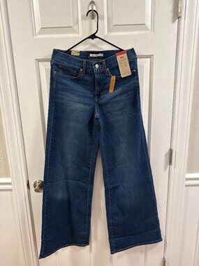 NWT Women's Levi's Jeans 318 30x34